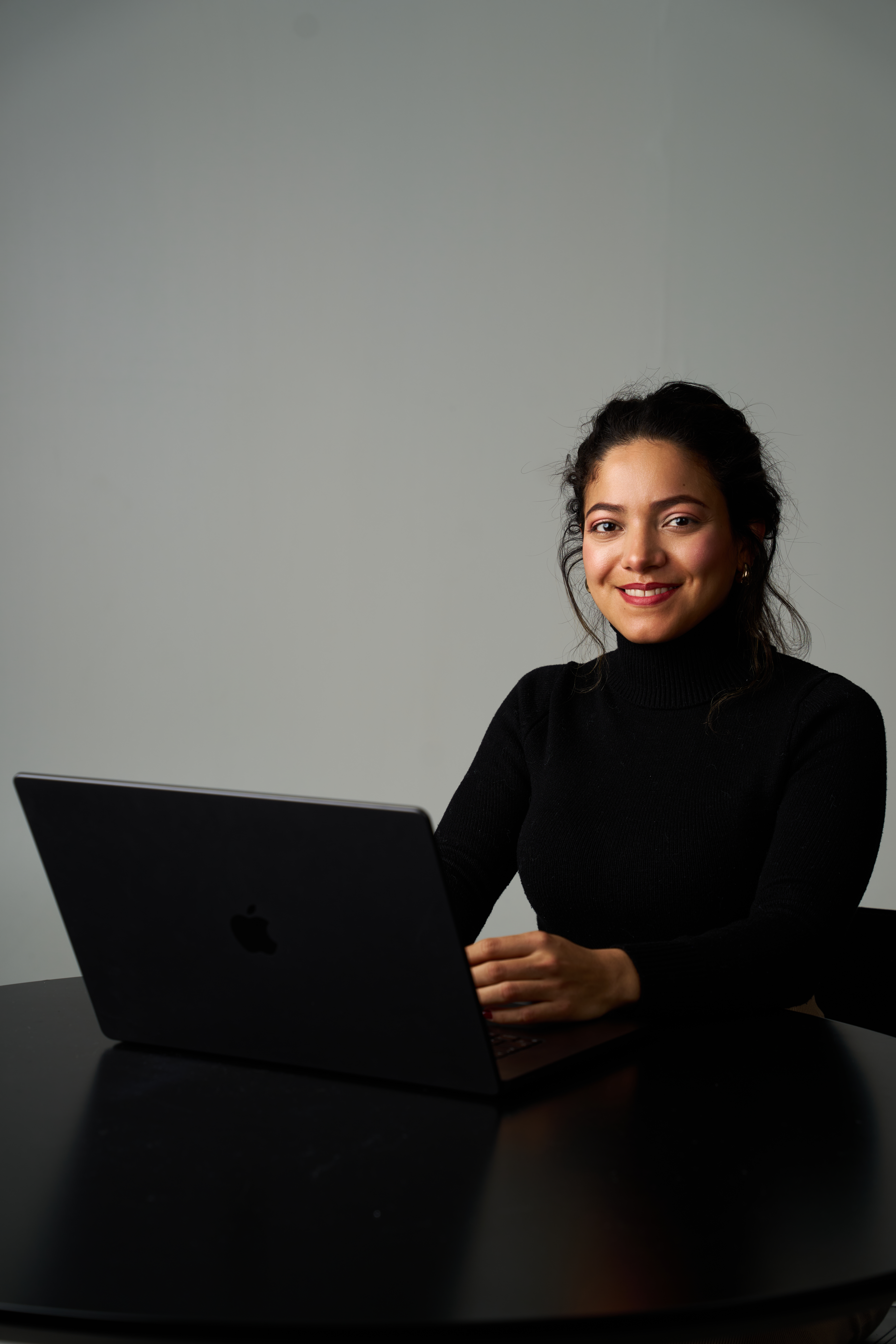 Laura trabajando con un ordenador